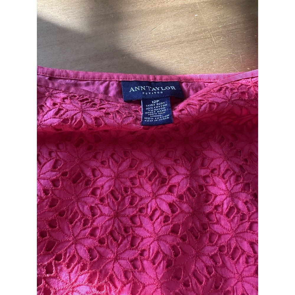 Ann Taylor Petites Pink Floral Eyelet Lace Pencil Skirt Silk Trim 12P EUC - Picture 10 of 10